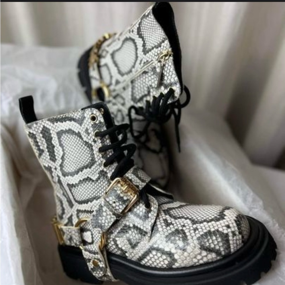 MOSCHINO
Leather snake skin  boots